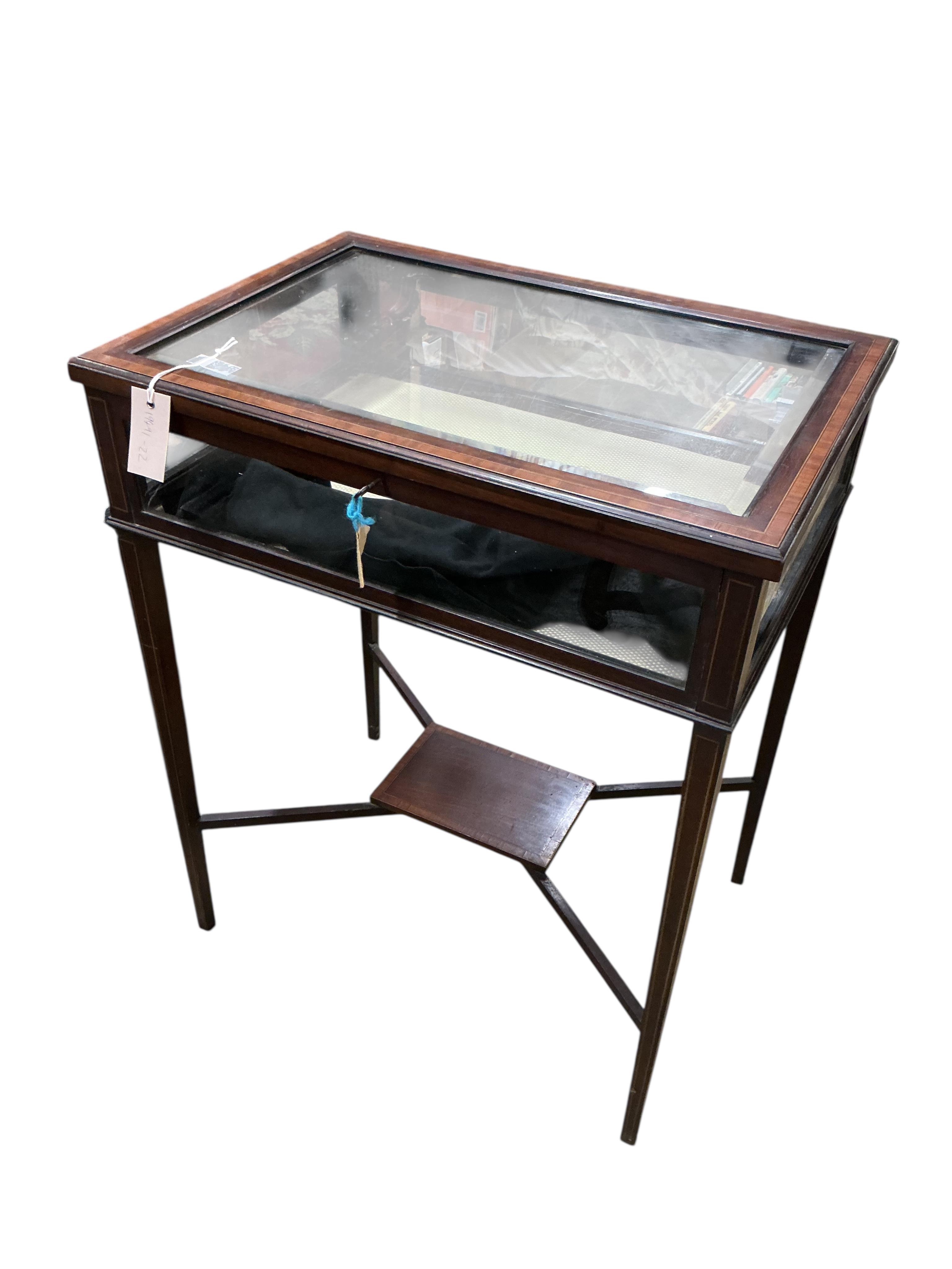 An Edwardian satinwood banded mahogany bijouterie table, width 60cm, depth 42cm, height 74cm